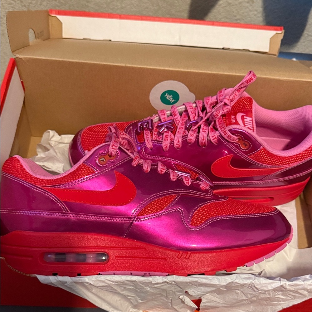Nike Women's Fuchsia and Crimson Sneakers